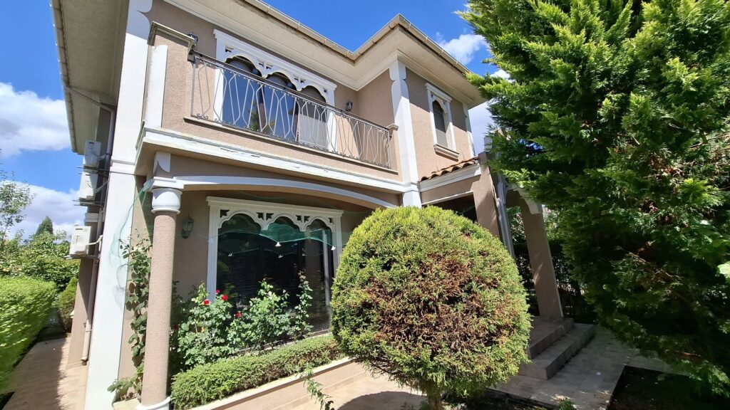 🏡 Двуетажна къща с 300 кв.м двор в престижния комплекс Victoria Royal Garden – близо до Бургас