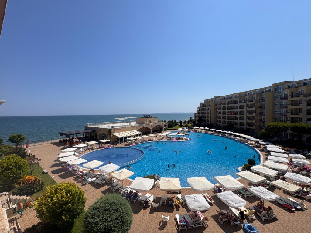 Просторен двустаен апартамент с панорамна морска гледка в Midia Grand Resort – Ахелой